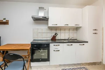 Ground-Floor Apartment in Vir for 2–4 Guests