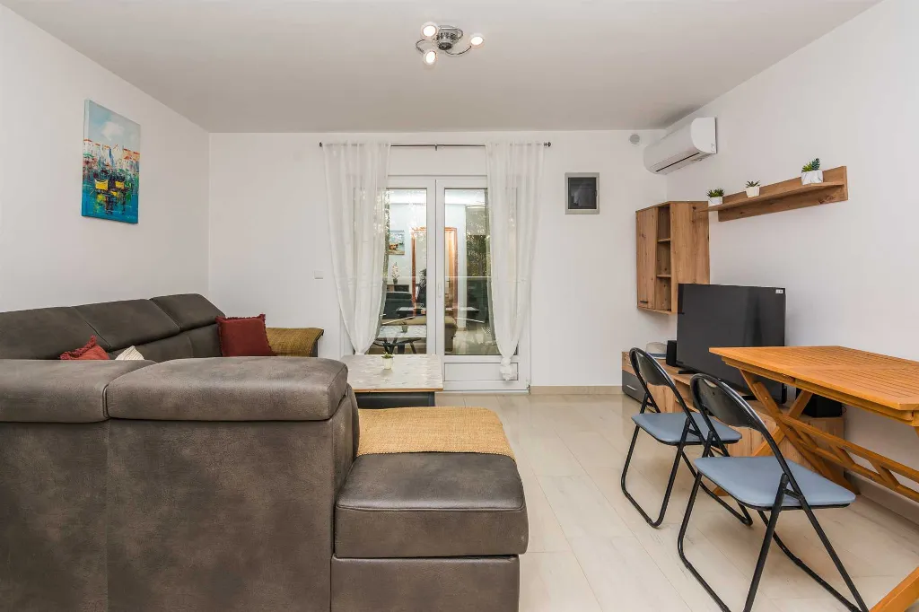 Ground-Floor Apartment in Vir for 2–4 Guests