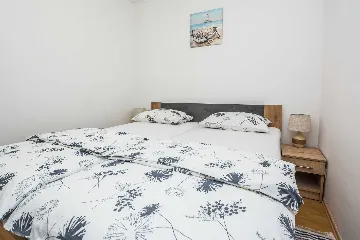 Ground-Floor Apartment in Vir for 2–4 Guests