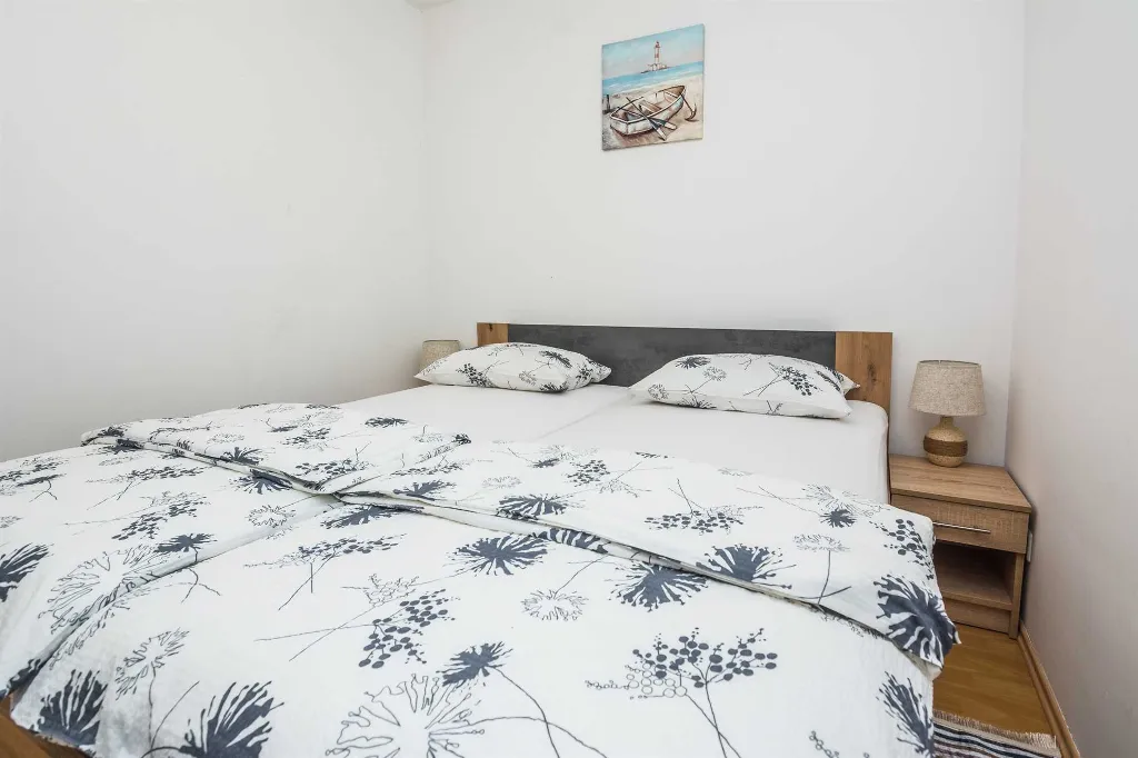 Ground-Floor Apartment in Vir for 2–4 Guests