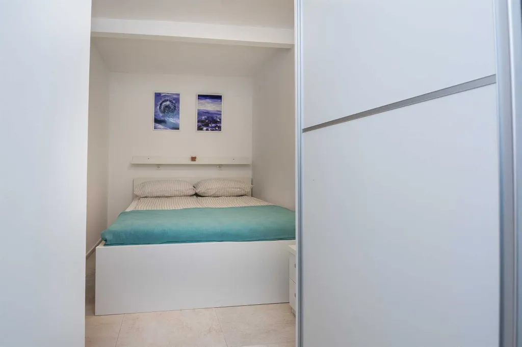 Vir Apartment for 4 with Covered Terrace