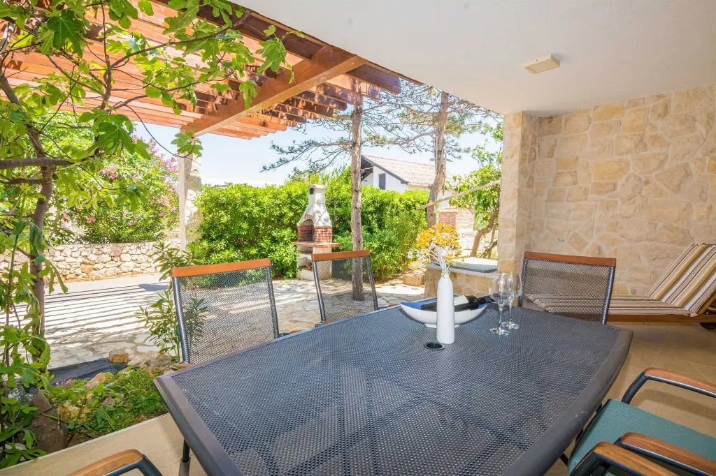 Vir Apartment for 4 with Covered Terrace
