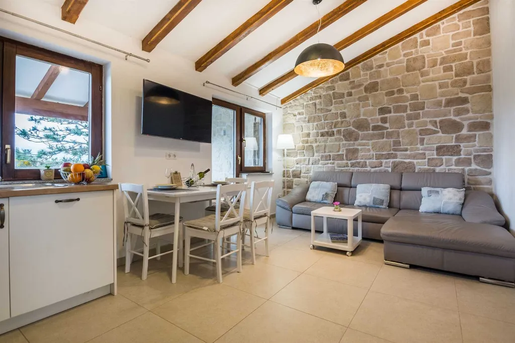 Vir Stone House Apartment with Covered Balcony
