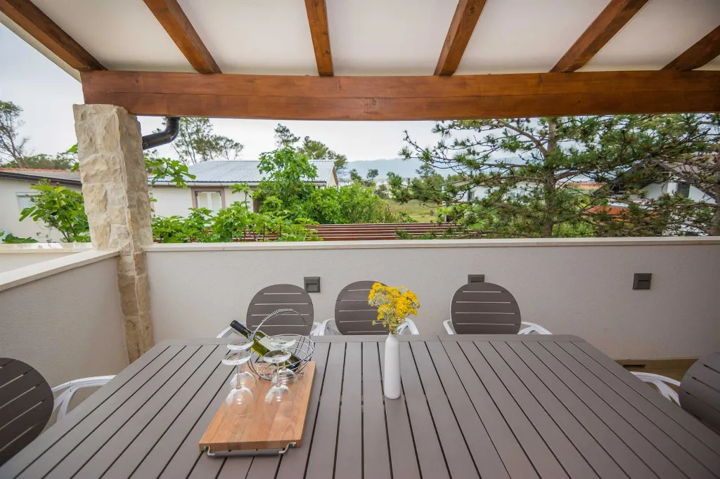 Vir Stone House Apartment with Covered Balcony