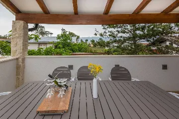 Vir Stone House Apartment with Covered Balcony