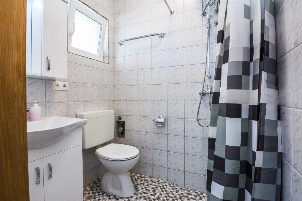 Apartment in Vir for 2–4 Guests with Terrace