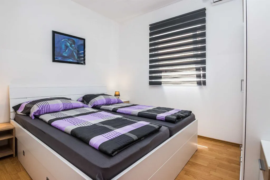 Apartment in Vir for 2–4 Guests with Terrace