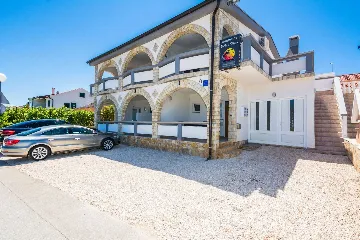 Apartment in Vir for 2–4 Guests with Terrace