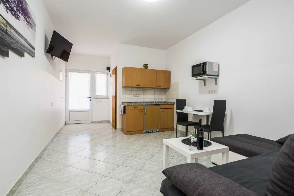 Apartment in Vir for 4 Guests, 250 m to Pebble Beach