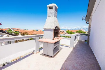 Apartment with Terrace near Lučica Beach, Vir