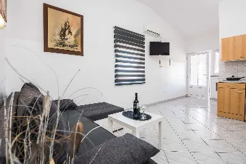 Vir Apartment for 2–4 Guests, 250 m to Pebble Beach