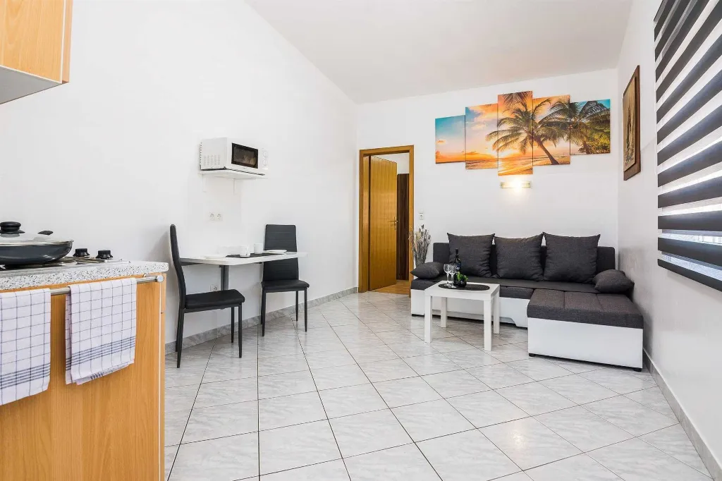 Vir Apartment for 2–4 Guests, 250 m to Pebble Beach
