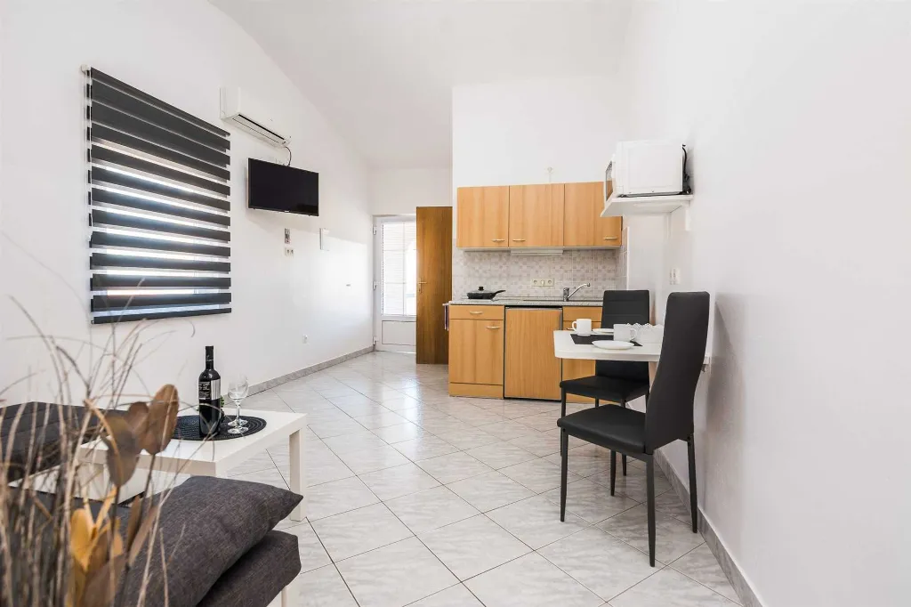 Apartment in Vir for 2–4 Guests near Pebble Beach