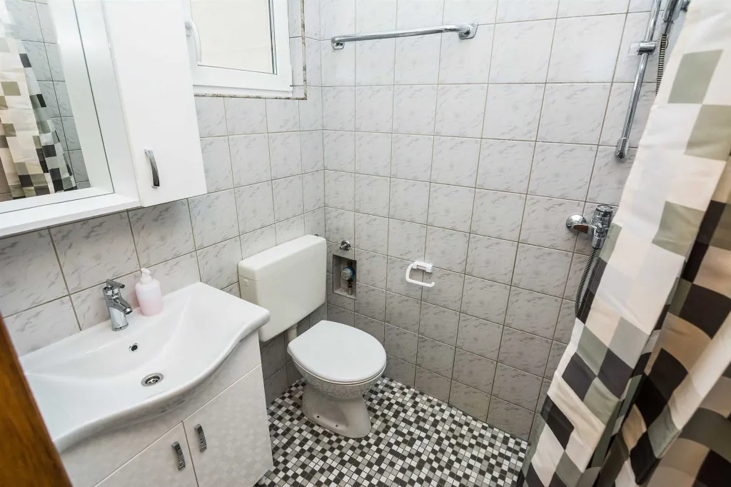 Quiet 1-Bedroom Apartment in Vir, 250 m to Beach