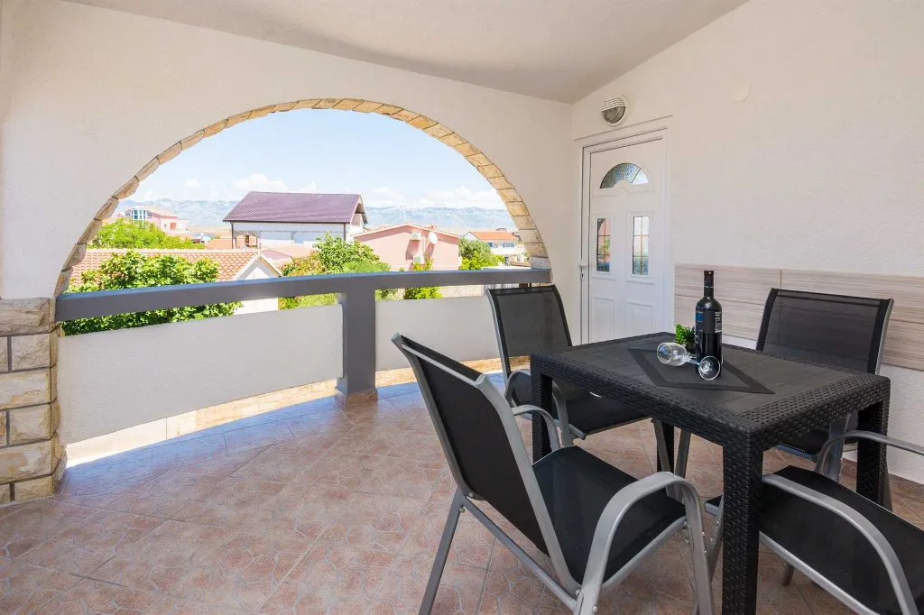 Quiet 1-Bedroom Apartment in Vir, 250 m to Beach