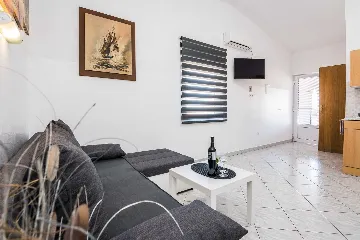 Quiet 1-Bedroom Apartment in Vir, 250 m to Beach