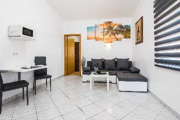 Quiet 1-Bedroom Apartment in Vir, 250 m to Beach