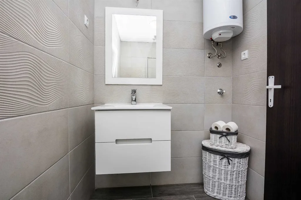 2-Bedroom Apartment in Vir for up to 6