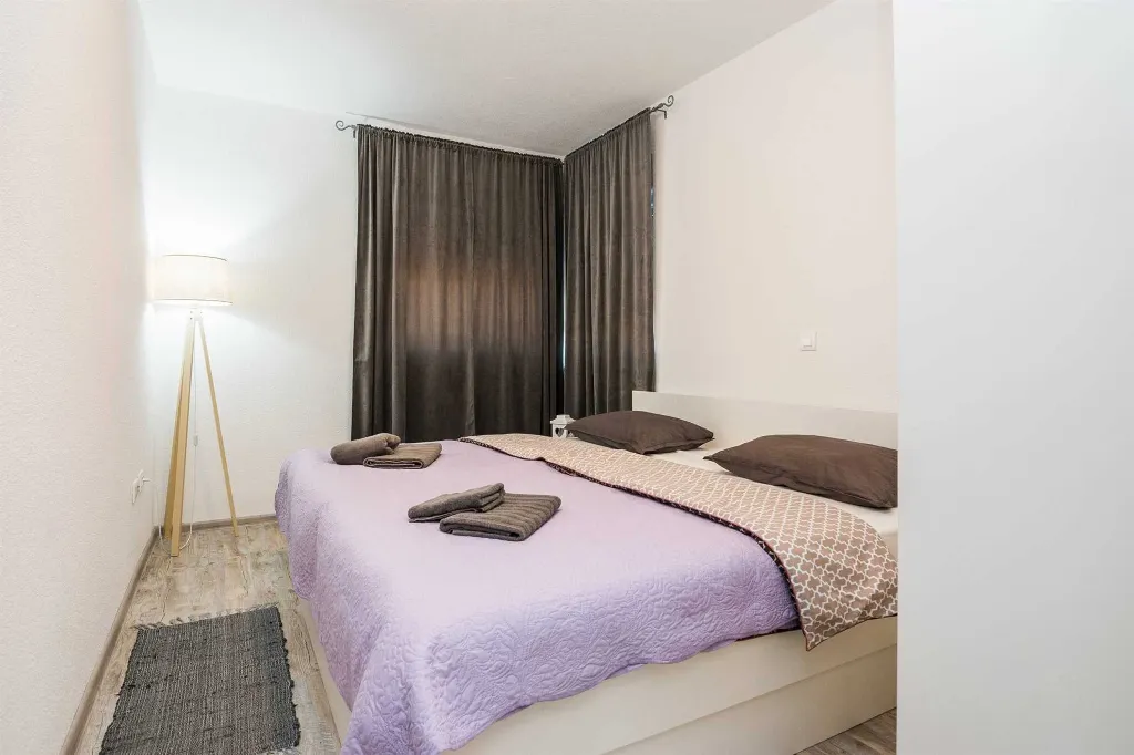 2-Bedroom Apartment in Vir for up to 6