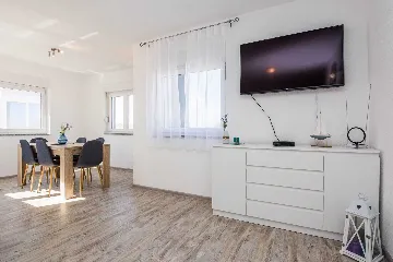 2-Bedroom Apartment in Vir for up to 6