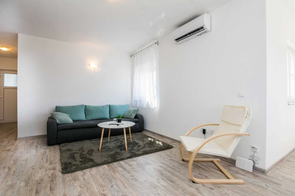 2-Bedroom Apartment in Vir for up to 6
