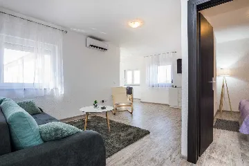 2-Bedroom Apartment in Vir for up to 6