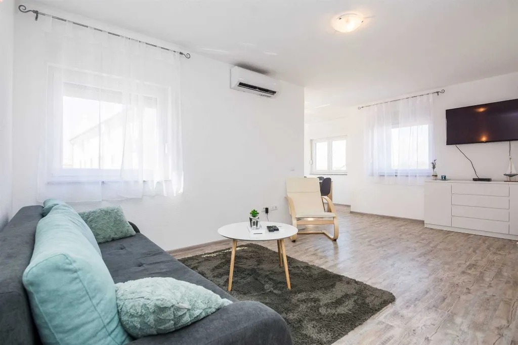 2-Bedroom Apartment in Vir for up to 6