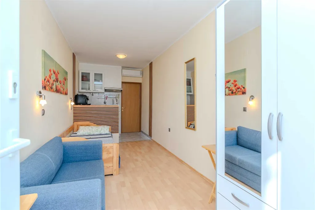 Studio Apartment for 2 in Vir, 250m to Beach