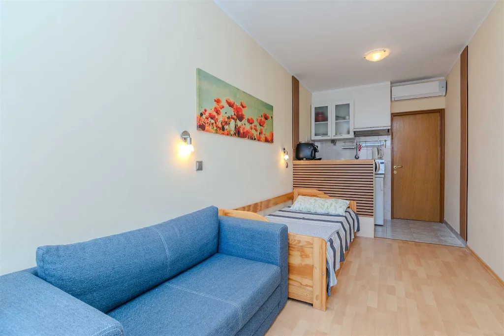 Studio Apartment for 2 in Vir, 250m to Beach
