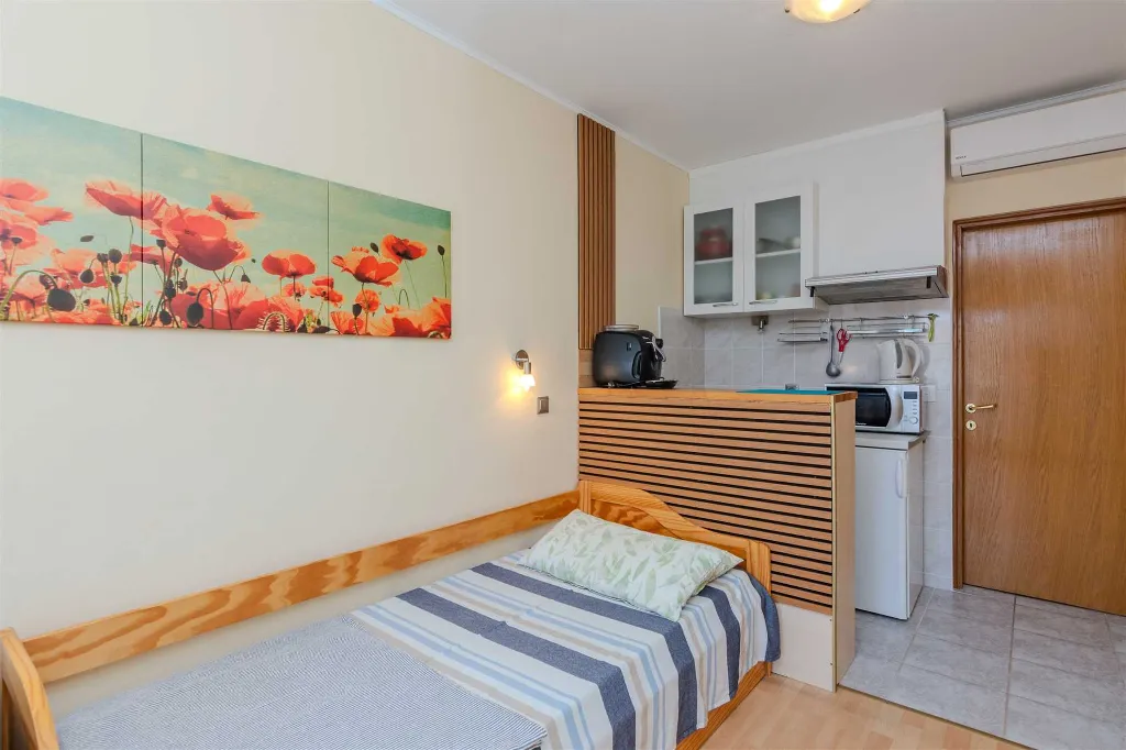 Studio Apartment for 2 in Vir, 250m to Beach