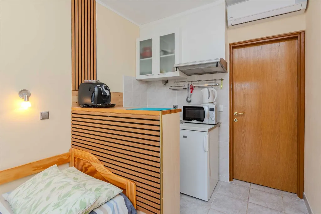 Studio Apartment for 2 in Vir, 250m to Beach