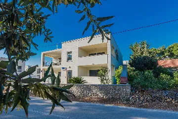 4-Star Apartment in Vir for 4–6 Guests