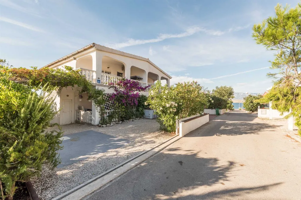 2-Bedroom Apartment in Vir for Up to 4