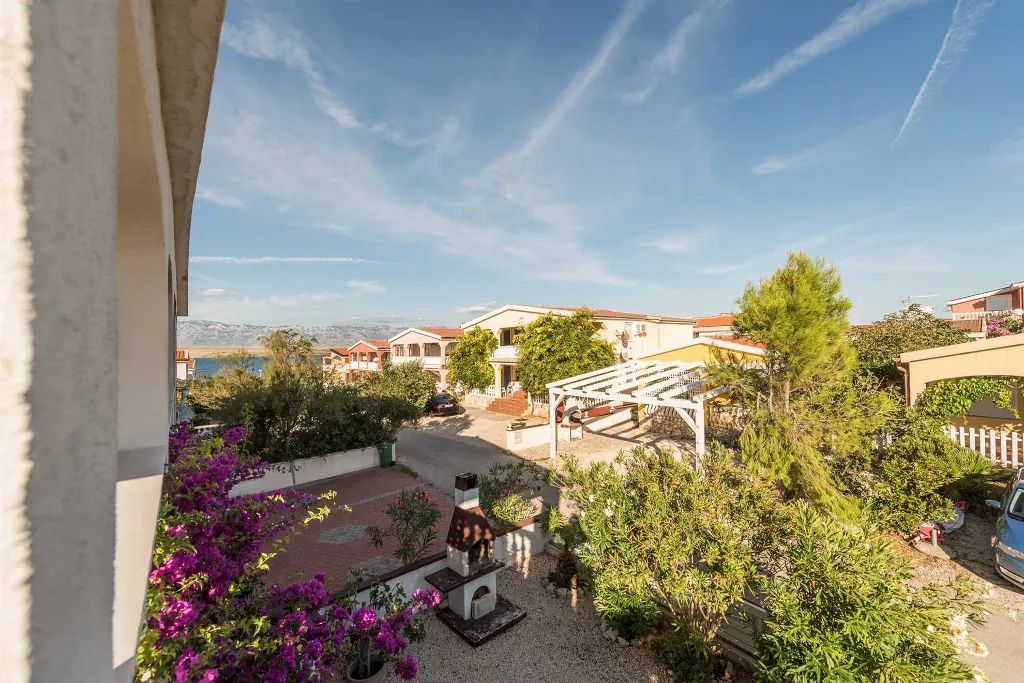 2-Bedroom Apartment in Vir for Up to 4