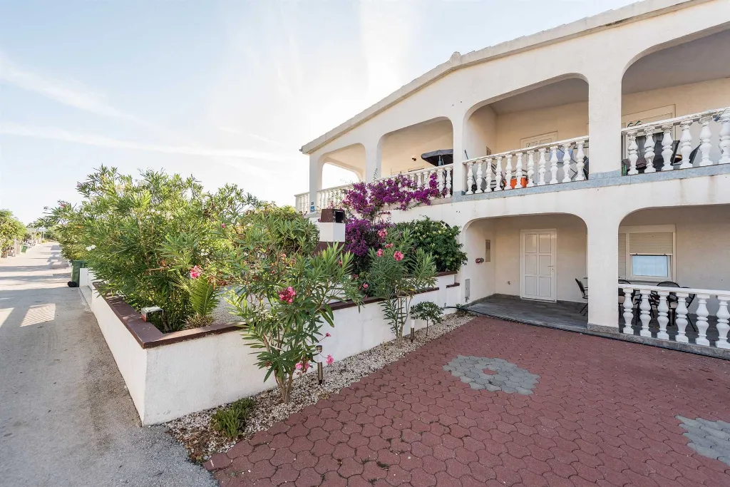 2-Bedroom Apartment in Vir for Up to 4