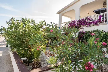 2-Bedroom Apartment in Vir for Up to 4