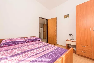 2-Bedroom Apartment in Vir for Up to 4