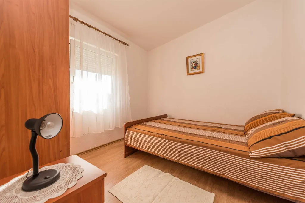 2-Bedroom Apartment in Vir for Up to 4