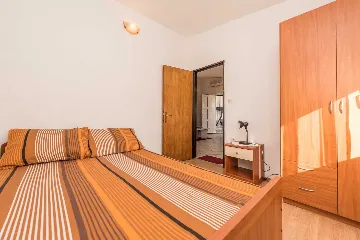 2-Bedroom Apartment in Vir for Up to 4