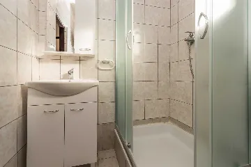 2-Bedroom Apartment in Vir for Up to 4