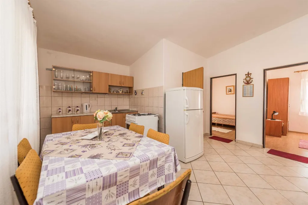 2-Bedroom Apartment in Vir for Up to 4