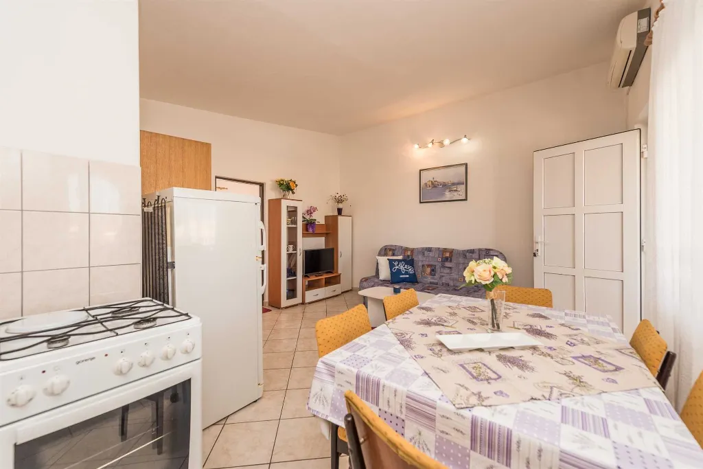 2-Bedroom Apartment in Vir for Up to 4