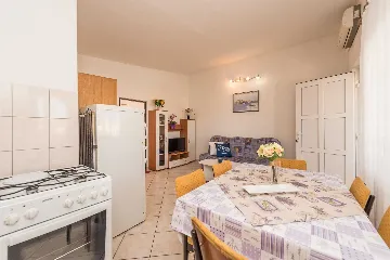 2-Bedroom Apartment in Vir for Up to 4