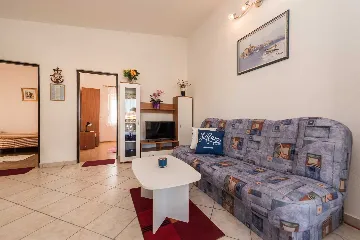 2-Bedroom Apartment in Vir for Up to 4