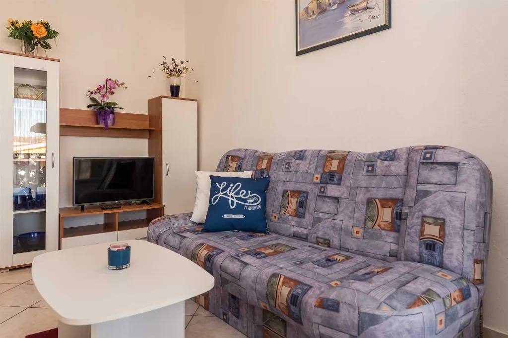 2-Bedroom Apartment in Vir for Up to 4