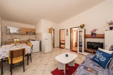 2-Bedroom Apartment in Vir for Up to 4