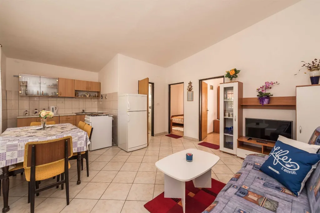 2-Bedroom Apartment in Vir for Up to 4