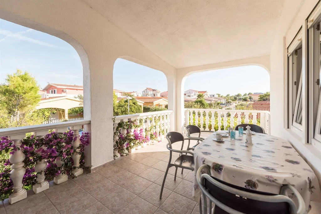 2-Bedroom Apartment in Vir for Up to 4