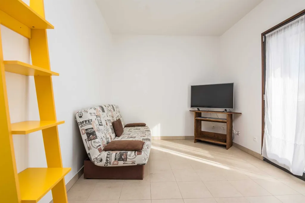 Apartment with Sea View for 2-3 Guests in Vir