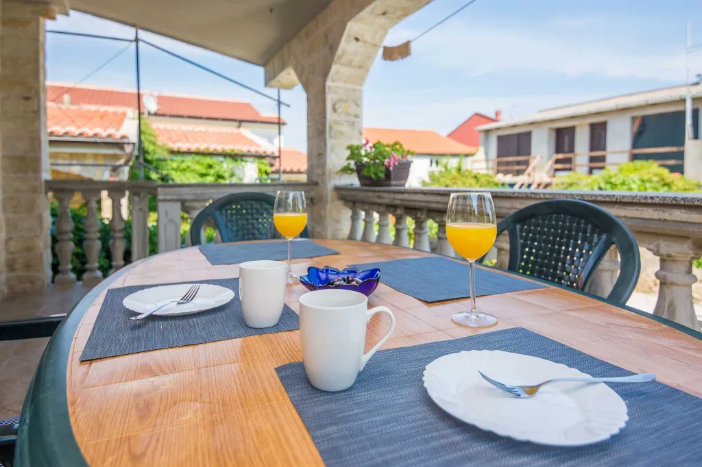 Vir Apartment with Balcony for 3–5 Guests